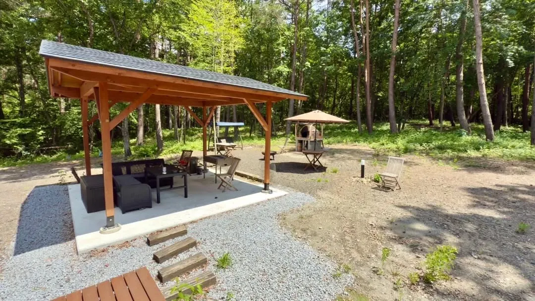 🏡 自然光に包まれる、木の温もりあふれるリビング